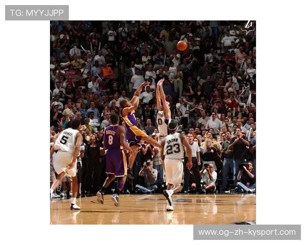 NBA球星空中漂移三分命中，全场震撼