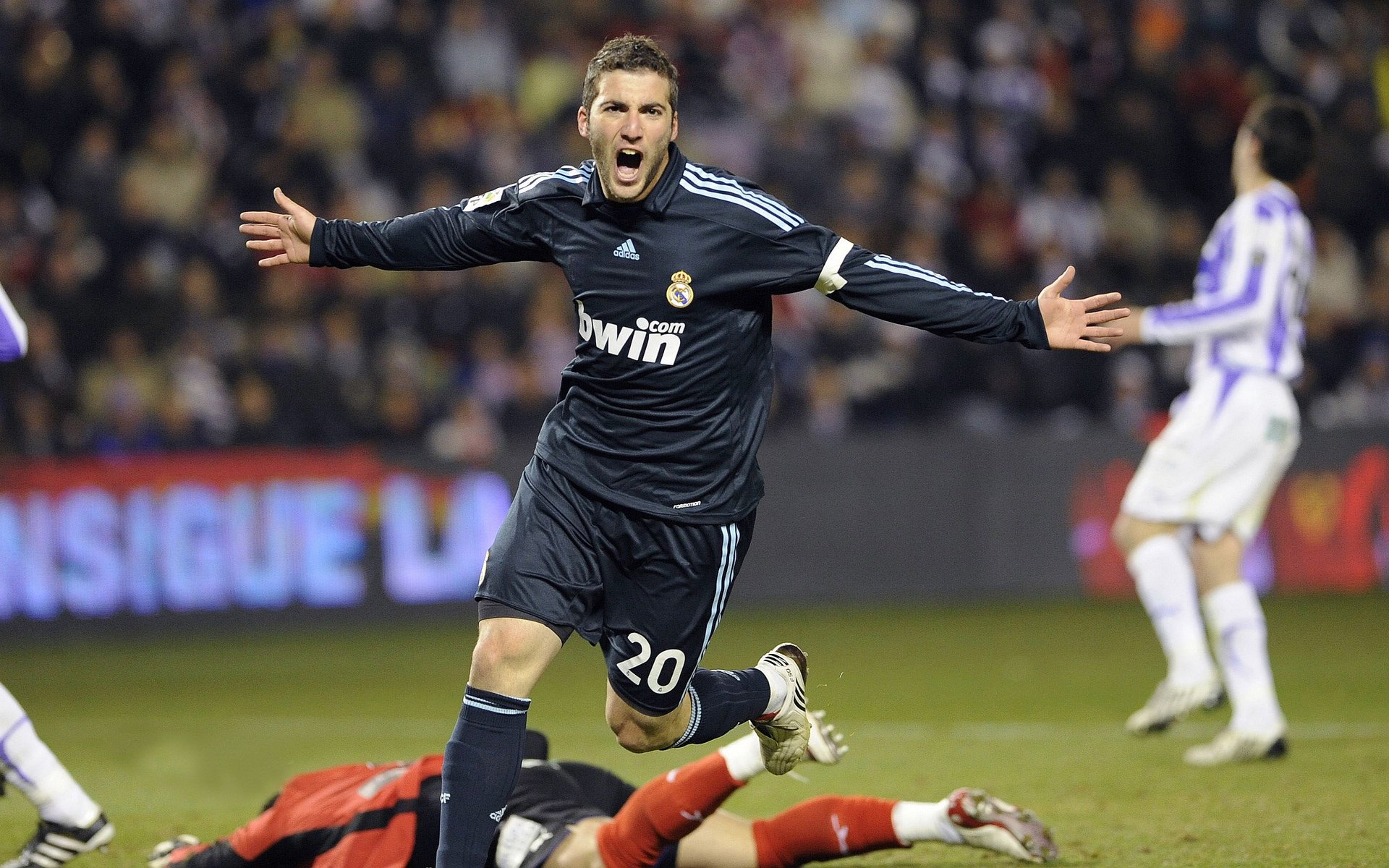 Faker冷静操作翻盘瞬间，faker操作gif